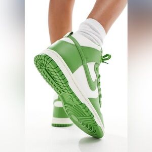 Nike Dunk High sneacker in green Like New 98% (with box)